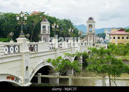 Die Brücke über den Fluss Ipoh in der Altstadt in Ipoh, Malaysia. Stockfoto