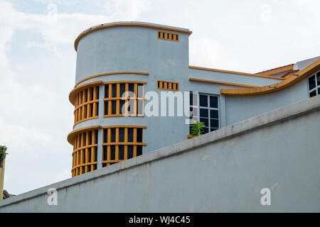 Fenster und Kurve Details einer Art Deco Architektur Gebäude in Ipoh, Malaysia. Stockfoto