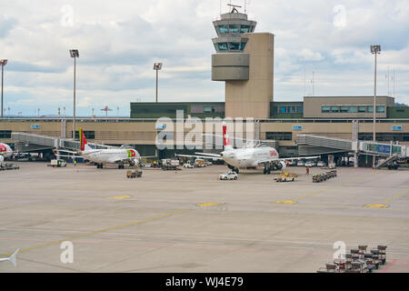 Zürich, Schweiz - ca. Oktober 2018: Flugzeuge auf Asphalt in Zürich International Airport. Stockfoto