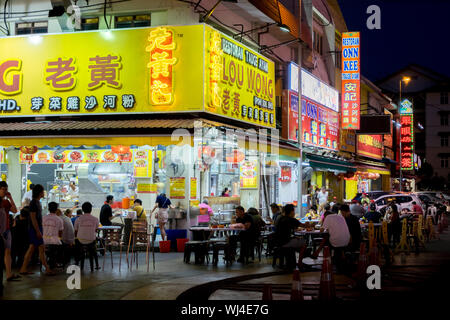 Eine Nacht Blick auf Huhn Restaurants alle bis Chinatown in Ipoh, Malaysia beleuchtet. Stockfoto