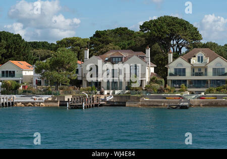 Sandbänke, Dorset, England, UK. Saisonalen Wohnungen mit Blick auf den Eingang zum Hafen von Poole auf dieser kleinen Halbinsel. Stockfoto