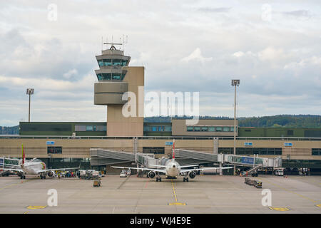 Zürich, Schweiz - ca. Oktober 2018: ein Flugzeug auf Asphalt in Zürich International Airport. Stockfoto