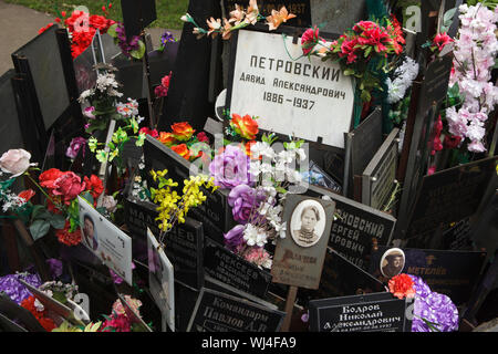 Gemeinsames Grab von unclaimed Asche Nummer eins, wo die Leute von der NKWD heimlich von 1930 bis 1942 begraben wurden, am Donskoye Friedhof in Moskau, Russland. Es wird geglaubt, daß das Massengrab enthält die Überreste von 4259 Opfer von Stalins Regime. Die Plaketten mit den Namen wurden von den Angehörigen seit den 80er Jahren installiert. Stockfoto