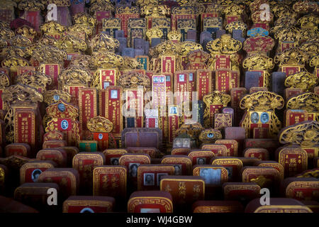 Schöne gold und rot ancestral Gedenktafeln an der Chinesischen Tempel Cheng Hoon Teng in Malakka, Malaysia. Stockfoto