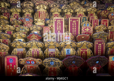 Schöne gold und rot ancestral Gedenktafeln an der Chinesischen Tempel Cheng Hoon Teng in Malakka, Malaysia. Stockfoto