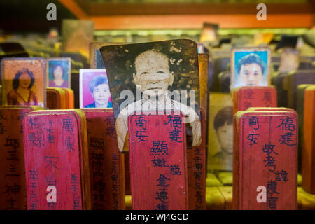 Detail von einigen der ancestral Tabletten zu den chinesischen Tempel Cheng Hoon Teng in Malakka, Malaysia. Stockfoto