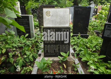 Grab der russischen Avantgarde Künstler Alexander Rodtschenko (1891-1956) und Warwara Stepanowa (1894-1958) an der Donskoye Friedhof in Moskau, Russland. Stockfoto