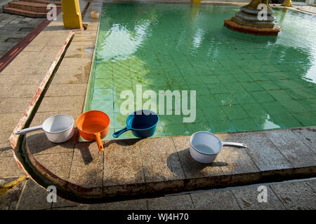 Die reinigende und multi-Pfannen die Kampung Kling Moschee in Malakka, Malaysia gefärbt. Stockfoto