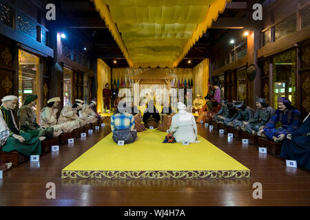 Innenraum Treffen der Sultane am Melaka Sultinate Palace Museum in Malakka, Malaysia. Stockfoto