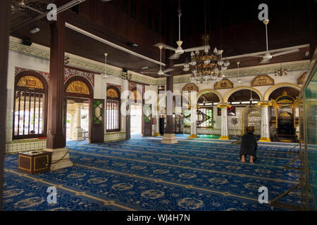 Das Blaue und das Holz Spalte Innenraum an die Kampung Kling Moschee in Malakka, Malaysia. Stockfoto