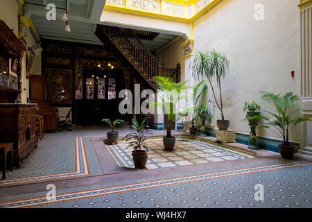 Innenraum Erdgeschoss offene Innenhof am & Baba Nyonya Heritage Museum in Malakka, Malaysia. Stockfoto