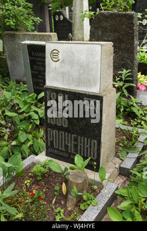 Grab der russischen Avantgarde Künstler Alexander Rodtschenko (1891-1956) und Warwara Stepanowa (1894-1958) an der Donskoye Friedhof in Moskau, Russland. Stockfoto