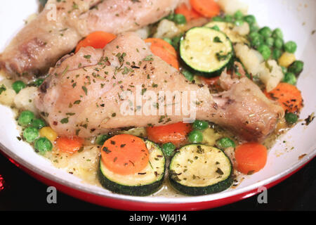 Hähnchenschenkel in Gemüse geschmorte auf Pan. Gesunde Ernährung Stockfoto