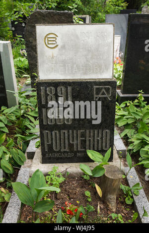 Grab der russischen Avantgarde Künstler Alexander Rodtschenko (1891-1956) und Warwara Stepanowa (1894-1958) an der Donskoye Friedhof in Moskau, Russland. Stockfoto