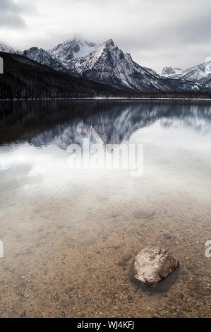Man die hohen Berge rund um Lake Stanley im Winter in der Nähe von Sun Vally Idaho Stockfoto