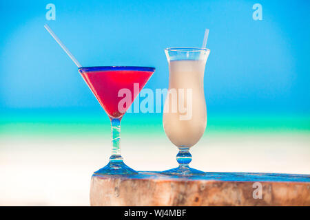 Zwei Cocktails: Pina Colada und Strawberry Margarita auf Holztisch Stockfoto