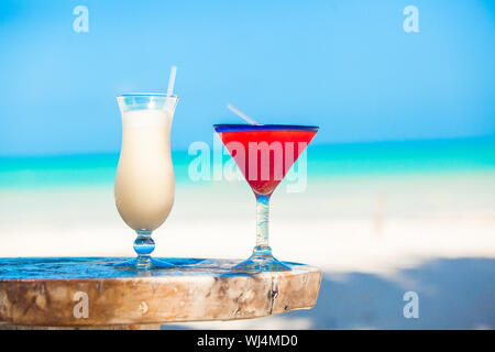 Zwei Cocktails: Pina Colada und Strawberry Margarita auf Holztisch Stockfoto
