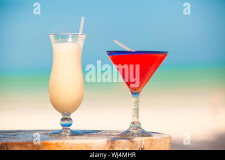 Zwei Cocktails: Pina Colada und Strawberry Margarita auf Holztisch Stockfoto