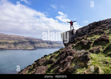 Menschliche stehen auf hohe Felswand auf der Isle of Mull Stockfoto