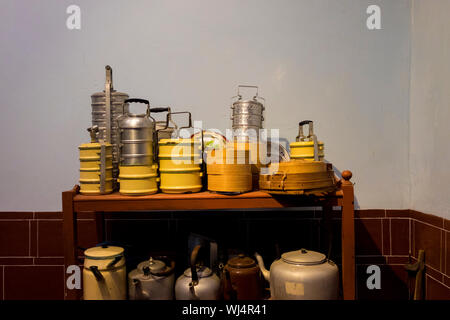 Küche Tools, einschließlich der traditionellen Metall Tiffin im chinesischen Clan House, Cheah Kongsi, in der Haupttouristenattraktionen der Stadt, Penang, Malaysia. Stockfoto