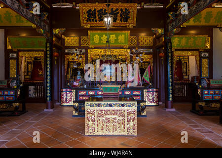 Der Hauptaltar im chinesischen Clan House, Cheah Kongsi, in der Haupttouristenattraktionen der Stadt, Penang, Malaysia. Stockfoto