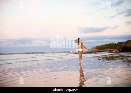 Sorglos Frau im Bikini läuft am Strand, Sayulita, Nayarit, Mexiko Stockfoto