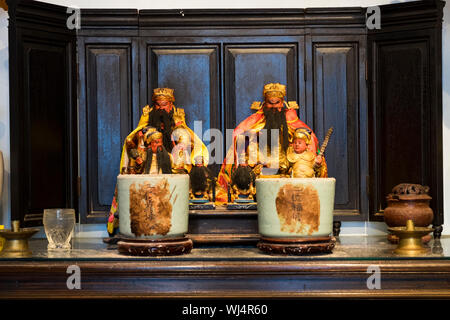 Zwei chinesische Götter in einer Nische an der Chinesischen clan House, Cheah Kongsi, in der Haupttouristenattraktionen der Stadt, Penang, Malaysia. Stockfoto