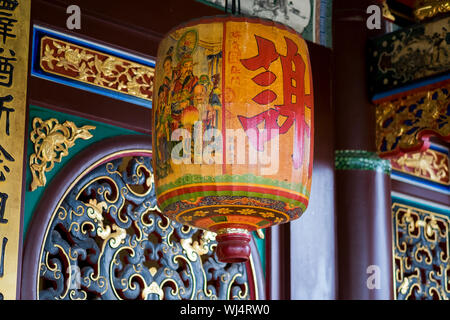 Eine große, traditionelle Laterne an der Chinesischen clan Haus hängen, Cheah Kongsi, in der Haupttouristenattraktionen der Stadt, Penang, Malaysia. Stockfoto