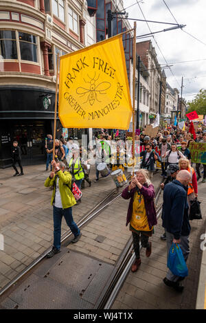Nachdem sie für 3 gegen 0 fracking Demonstranten an Manchester Cuivil Justice Center, Sie marschierten durch die Straßen der Stadt und hielt ein 'Die In Protest außerhalb Barclays Gebäude und Manchester City Council Office in das Arndale Centre. Die März fortgesetzt durch die engen Gassen des Northern Quarter. Stockfoto