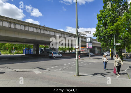 Auto, Autobahn, Landstraße Brücke, Autos, Motor Verkehr, Bau Sünde, Berlin, breiten Bach Ort, Bridge, Bridge, Dahlem, Dahlemer, Deutschland, Nasti Stockfoto