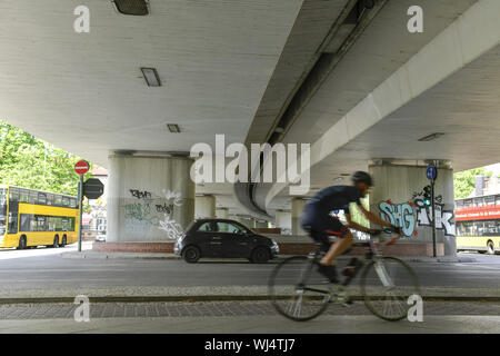 Auto, Autobahn, Landstraße Brücke, Autos, Motor Verkehr, Bau Sünde, Berlin, breiten Bach Ort, Bridge, Bridge, Dahlem, Dahlemer, Deutschland, Nasti Stockfoto