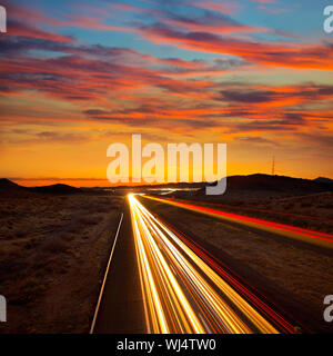 Arizona-Sonnenuntergang am Autobahn 40 mit Autos Licht Spuren USA Stockfoto