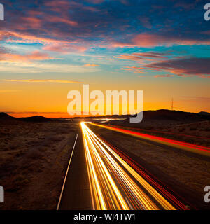 Arizona-Sonnenuntergang am Autobahn 40 mit Autos Licht Spuren USA Stockfoto