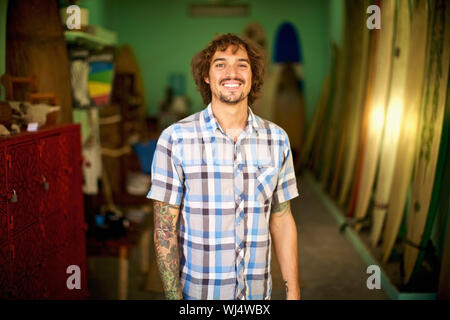 Portrait zuversichtlich , männlich surf shop Eigentümer Stockfoto