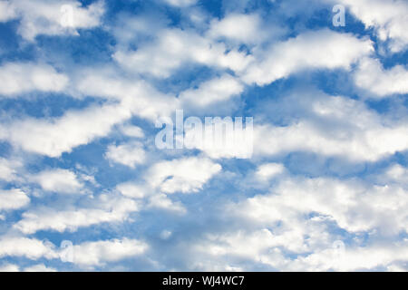 Flauschige weiße Wolken in sonnigen blauen Himmel Stockfoto