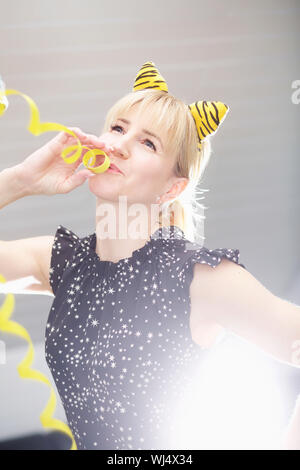 Portrait verspielte Frau mit Katze kostüm Ohren Stockfoto