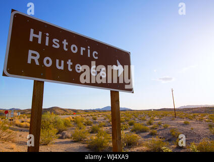 Historische Route 66 Straße singen in Mohave Wüste von Kalifornien, USA Stockfoto