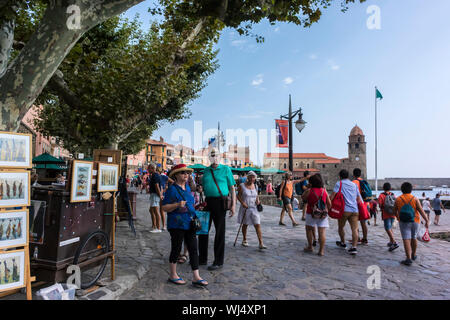 Masse der Touristen, die Altstadt, Collioure ist eine Gemeinde im südlichen französischen Departement Pyrénées-orientales. Stockfoto