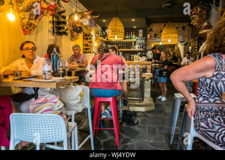 Leute mit mittlerer Menschenmenge im French Provincial Restaurant, Indoor Cafe, france, Sitting at Tables, (Collioure ist eine Gemeinde im südfranzösischen Département Pyrénées-Orientales). Stockfoto