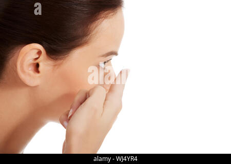 Junge schöne Frau, Kontaktlinse. Auf weiß isoliert. Stockfoto