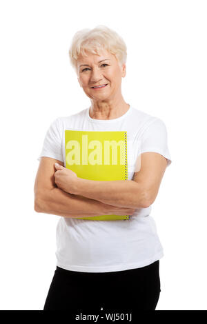 Eine alte Frau hält eine Arbeitsmappe. isoliert auf weiss. Stockfoto