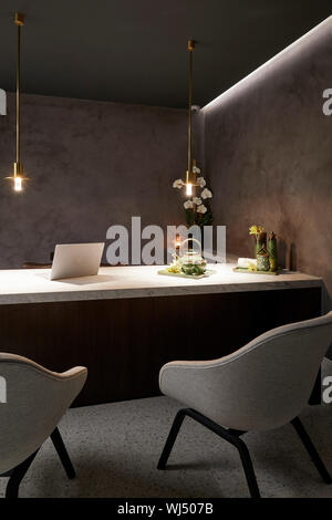 Detail der Rezeption. Jiva Spa und Wellness Centre, London, Vereinigtes Königreich. Architekt: Emil Eve Architekten, 2019. Stockfoto