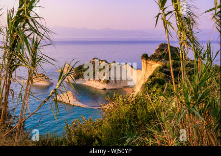 Kap Drastis bei Sonnenuntergang in der Nähe und Peroulades Sidari Village - schöne Küste Landschaft mit hohen Klippen und Paradise Beach - KORFU, IONISCHE INSEL, Gr Stockfoto