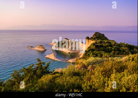 Kap Drastis bei Sonnenuntergang in der Nähe und Peroulades Sidari Village - schöne Küste Landschaft mit hohen Klippen und Paradise Beach - KORFU, IONISCHE INSEL, Gr Stockfoto