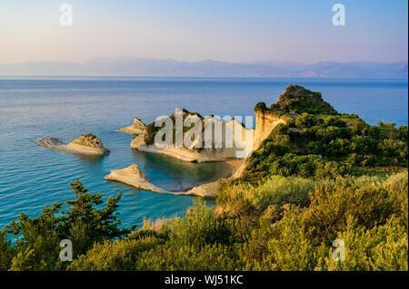 Kap Drastis bei Sonnenuntergang in der Nähe und Peroulades Sidari Village - schöne Küste Landschaft mit hohen Klippen und Paradise Beach - KORFU, IONISCHE INSEL, Gr Stockfoto