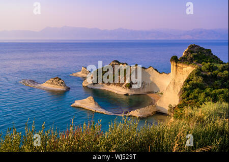 Kap Drastis bei Sonnenuntergang in der Nähe und Peroulades Sidari Village - schöne Küste Landschaft mit hohen Klippen und Paradise Beach - KORFU, IONISCHE INSEL, Gr Stockfoto