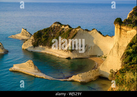 Kap Drastis bei Sonnenuntergang in der Nähe und Peroulades Sidari Village - schöne Küste Landschaft mit hohen Klippen und Paradise Beach - KORFU, IONISCHE INSEL, Gr Stockfoto