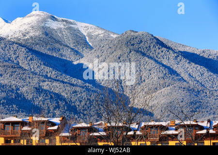 Häuser und Schnee Berge Landschaft Panorama in der bulgarischen Skigebiet Bansko, Bulgarien Stockfoto