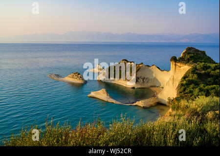 Kap Drastis bei Sonnenuntergang in der Nähe und Peroulades Sidari Village - schöne Küste Landschaft mit hohen Klippen und Paradise Beach - KORFU, IONISCHE INSEL, Gr Stockfoto