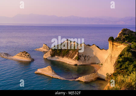 Kap Drastis bei Sonnenuntergang in der Nähe und Peroulades Sidari Village - schöne Küste Landschaft mit hohen Klippen und Paradise Beach - KORFU, IONISCHE INSEL, Gr Stockfoto